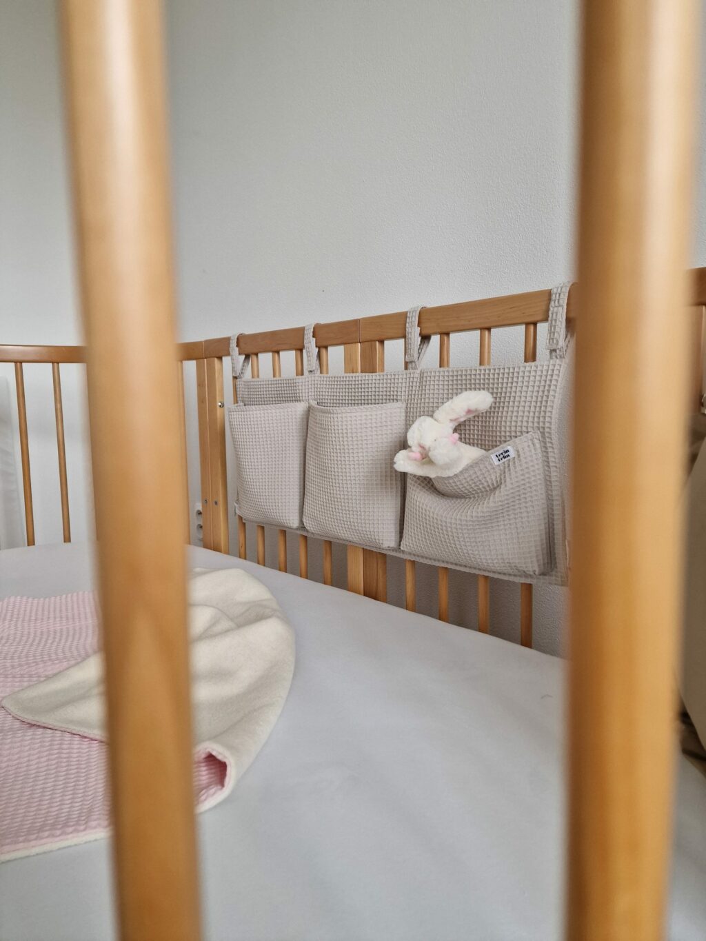 Univerzální vafle organizér na dětskou postýlku – M Univerzální vafle organizér na dětskou postýlku – M