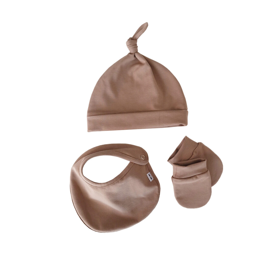 Novorozenecký dárkový set (čepička, bryndáček, rukavičky)