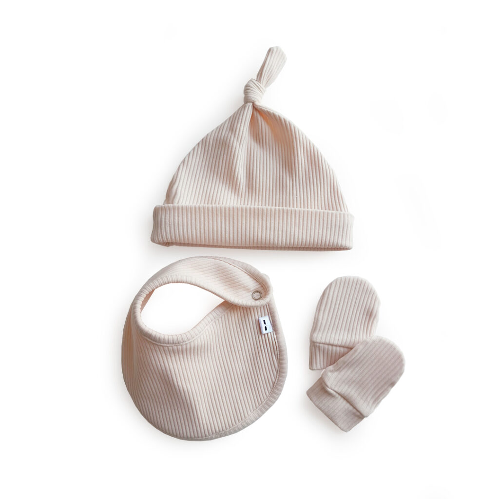 Novorozenecký dárkový set (čepička, bryndáček, rukavičky)