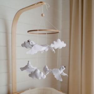 Závěsná dekorace nad dětskou postýlku – Doves