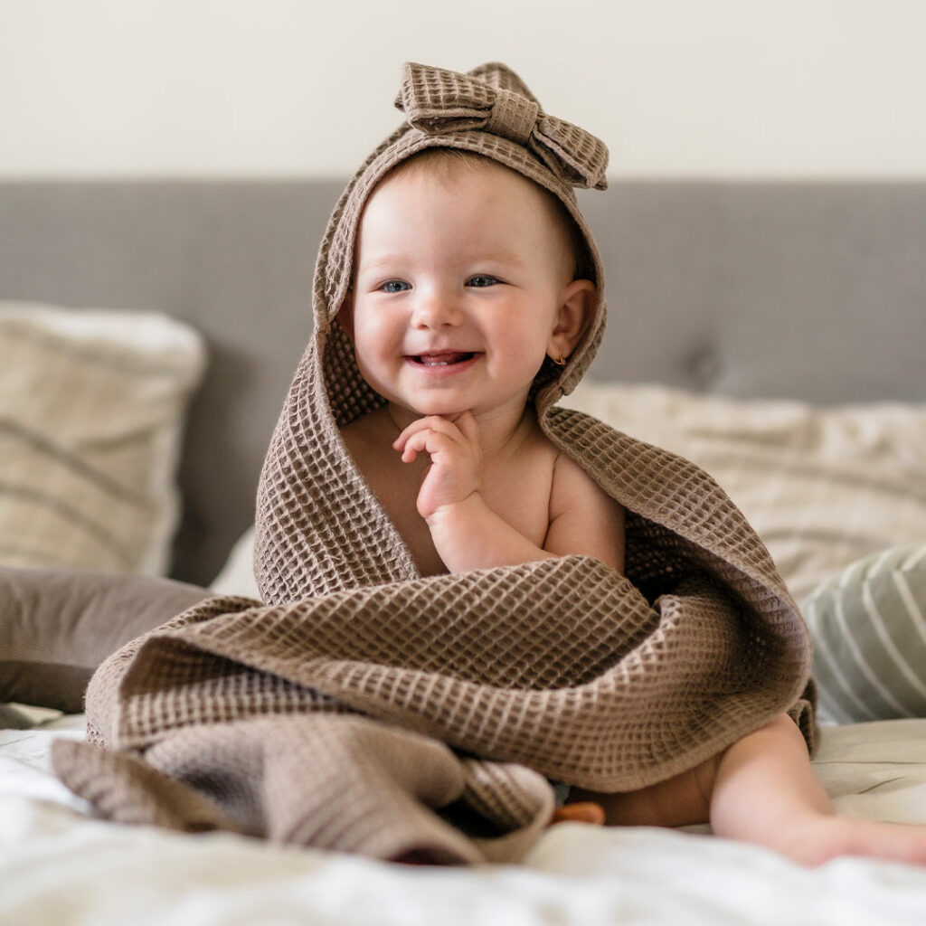 Dětská osuška s kapucí a mašličkou