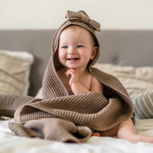 Detská osuška s kapucňou a mašličkou – púdrová